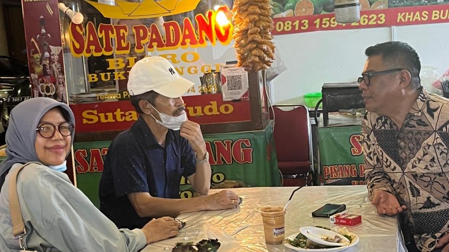Bersama Ari Luthan( kanan)
