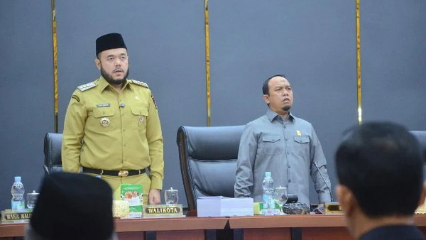 H. Muharlion, S. Pd., dan Walikota Padang Fadly Amran saat rapat paripurna.