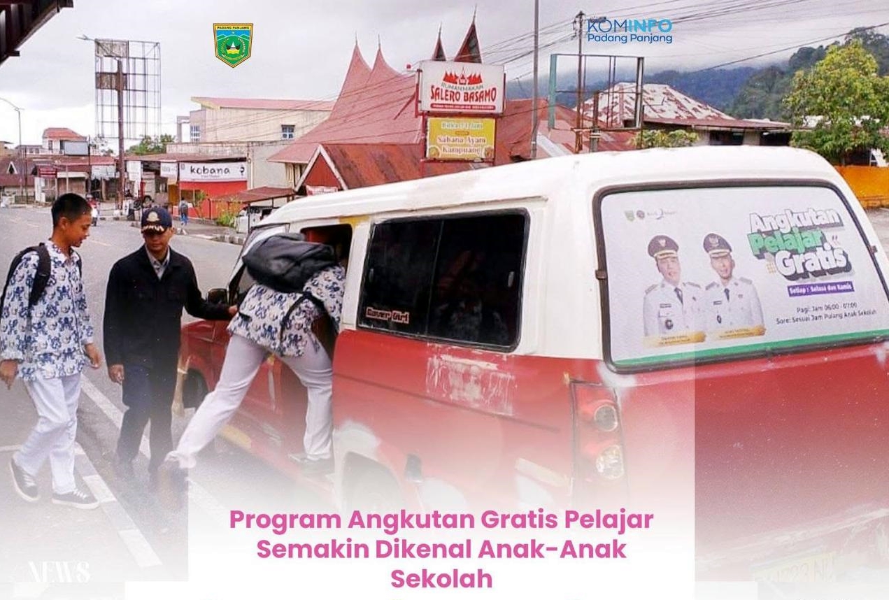 Pelajar menaiki bis sekolah gratis ( foto Kominfo Padang Panjang)