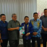 Pimpinan DPRD Sumbar Terima Laporan Hasil Monev Keterbukaan Informasi 2024