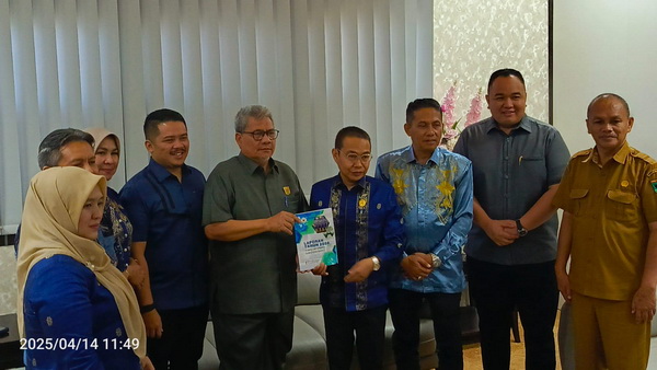 Pimpinan DPRD Sumbar Terima Laporan Hasil Monev Keterbukaan Informasi 2024