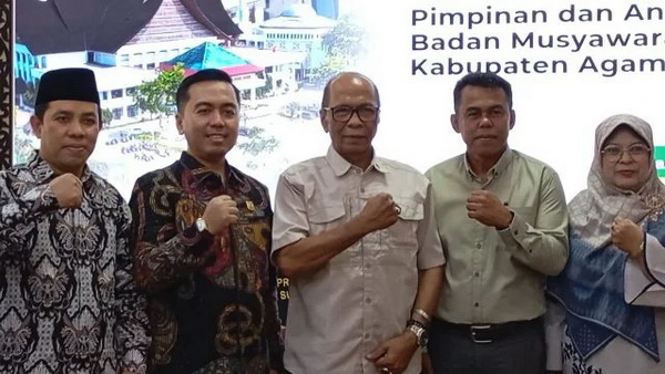 Ketua tim pakar DPRD Sumbar, HM Nurnas didampingi Kepala Sub Bagian Protokol dan Kehumasan Dahrul Idris. menerima kunjungan pimpinan dan anggota Bamus DPRD Kabupaten Agam, di ruang khusus 2 Kamis 22/5/2025.