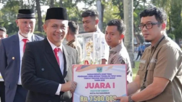 Wakil Ketua DPRD Sumbar, Evi Yandri Rajo Budiman menghadiri upacara Peringatan Harkitnas Ke-117 tahun 2025 di halaman Kantor Gubernur, Senin pagi 20/5/2025.(foto:Hms/Spiritsumbar.com)
