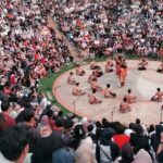 Suguhan tari Kecak dengan kisah Calon Arang dan keramaian penonton di Amphitheatre Panggung Budaya TMII Jakarta, Senin (9/6)