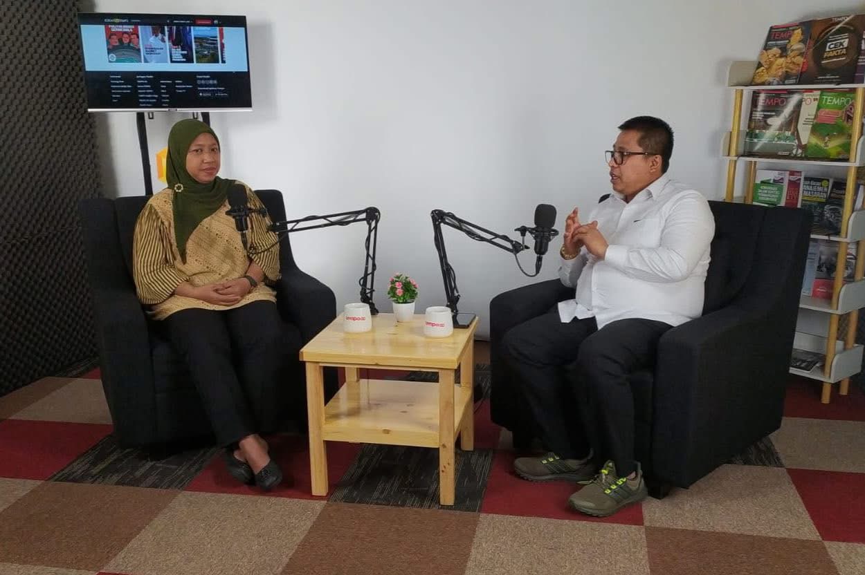 Eako Hendri Arnis dan Direktur Tempi, Ade Liesna Sari di Stuio Tempo