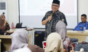 Ketua DPRD Sumbar, Muhidi, membuka Bimtek Pluzi Academy Angkatan I di Aula PLUT KUMKM Dinas Koperasi dan UMKM Sumbar, Selasa 17/6/2025