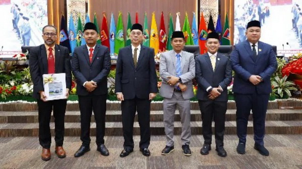 Ketua DPRD Sumbar Sementara, Evi Yandri Rajo Budiman memimpin rapat paripurna dengan agenda penyerahan LHP LKPD Tahun Anggaran 2024, Jumat, 23 Mei 2025.