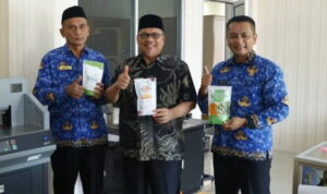Ketua DPRD Sumbar Muhidi meninjau Unit Layanan Kemasan PLUT KUMKM Dinas Koperasi dan UMKM Sumbar, Selasa 17/6/2025 (foto:Hms/Spiritsumbar.com)