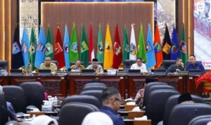 Rapat paripurna dengan agenda mendengarkan jawaban gubernur terkait pandangan umum fraksi tentang Ranperda pertanggungjawaban pelaksanaan APBD Tahun 2024, Selasa 17/6/2025 (foto:Hms/Spiritsumbar.com)