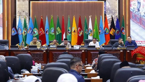 Rapat paripurna dengan agenda Penyampaian Pandangan Umum Fraksi-Fraksi
