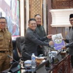 Wakil Ketua DPRD Sumbar M. Iqra Chissa Putra Pimpin Rapat Paripurna Penetapan Ranperda Fasilitasi dan Penyelenggaraan Pesantren
