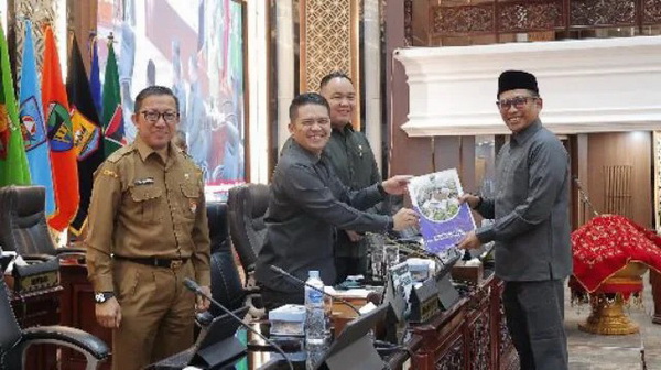 Wakil Ketua DPRD Sumbar M. Iqra Chissa Putra Pimpin Rapat Paripurna Penetapan Ranperda Fasilitasi dan Penyelenggaraan Pesantren
