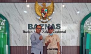 Yudhiarma, MK, MSi, Kabag Humas BAZNas RI (kiri) di kantor BAZNAS Pusat, Jakarta