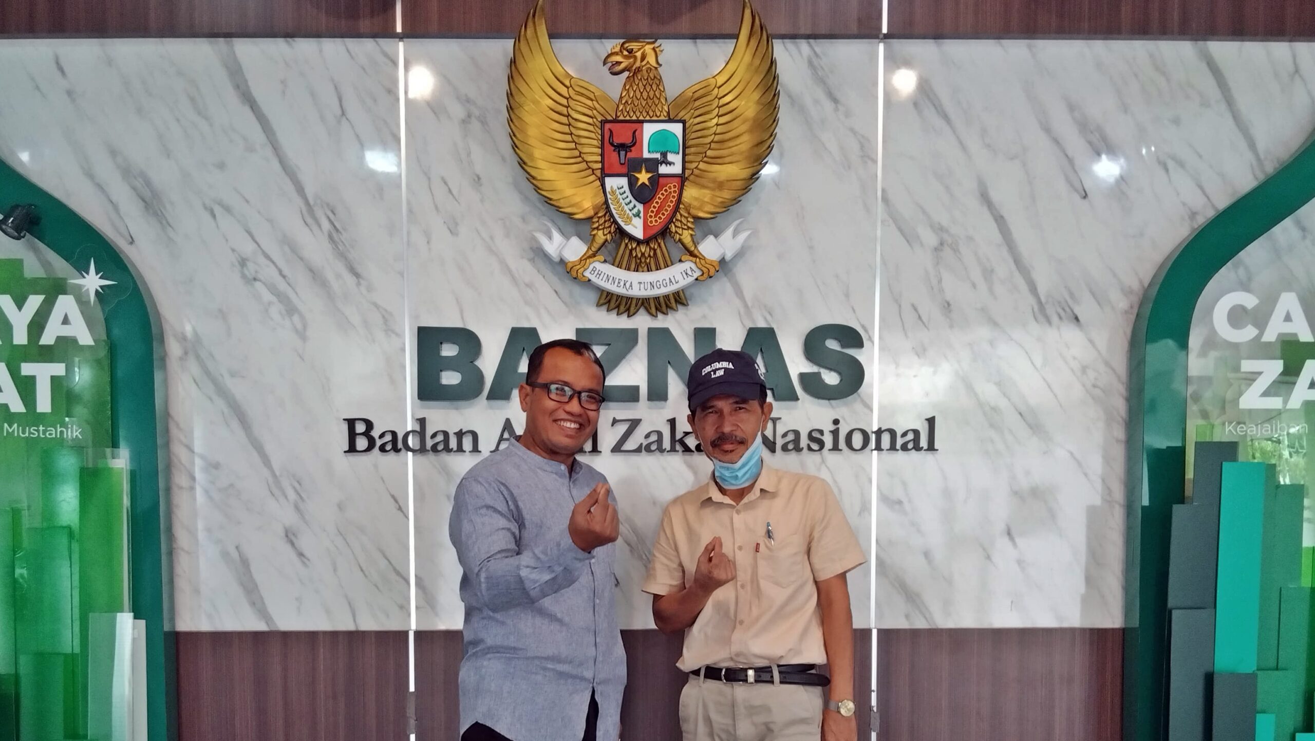 Yudhiarma, MK, MSi, Kabag Humas BAZNas RI (kiri) di kantor BAZNAS Pusat, Jakarta
