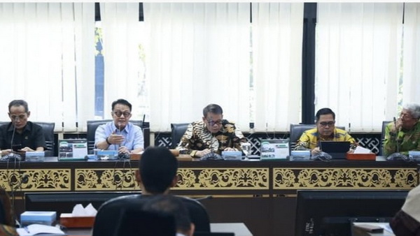 Indra Catri rapat saat rapat kerja lanjutan