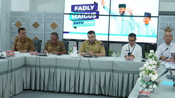 Fadly Amran memimpin rapat koordinasi lintas instansi di Rumah Dinas Wali Kota, Selasa 24/6/2025 (Foto Hms/Spiritsumbar.com)
