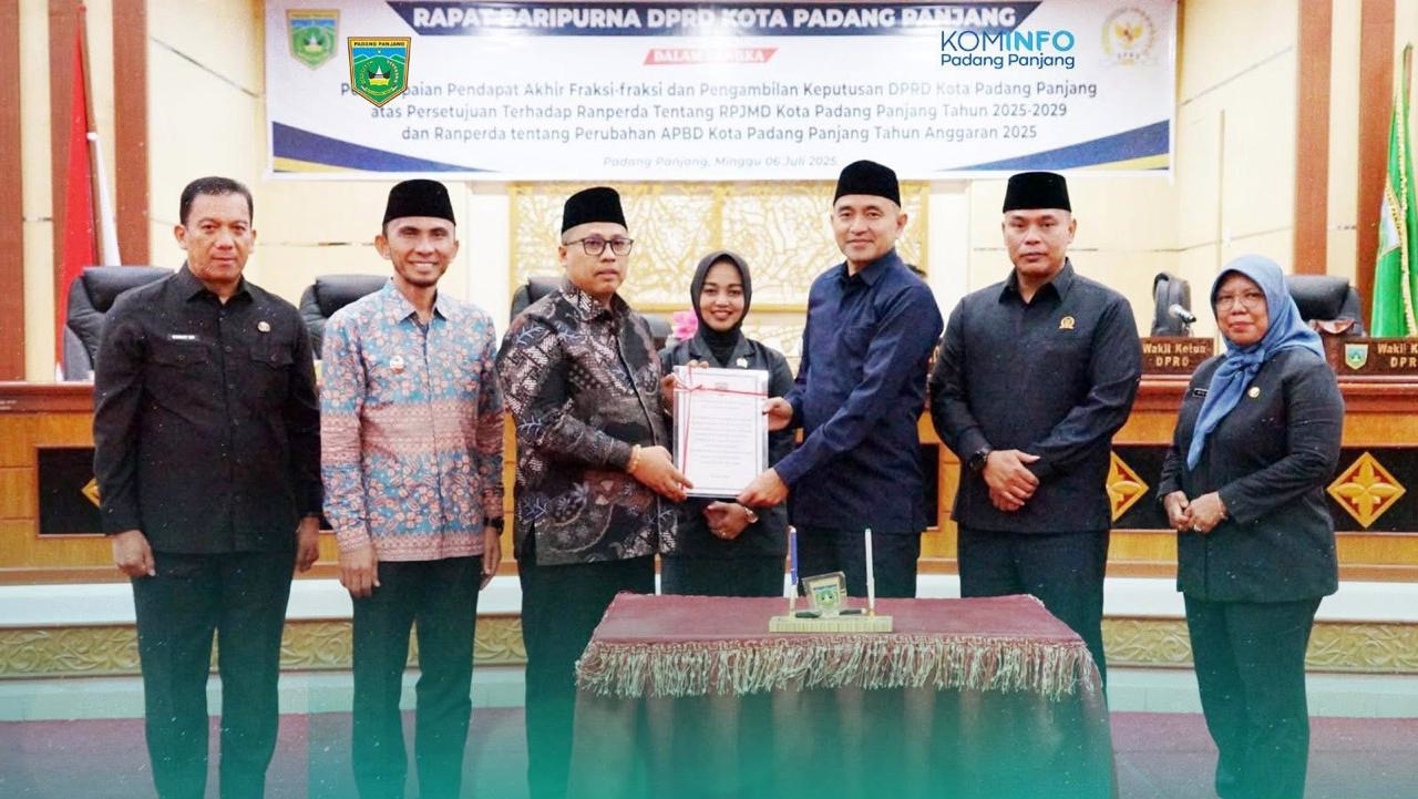 Wako Hendri didampingi Wawako Allex dan Sekda Sony Foto Bersama Dengan Ketua DPRD Imbral, Wakil Ketua Mardiansyah, dan Nurafni Fitri, dan Sekwan Wita Desi Susanti, Usai Rapat Pleno DPRD.