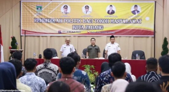 Wakil Ketua DPRD Sumbar, M. Iqra Chissa Putra saat membuka Bimtek Pendidikan Politik bagi Tokoh Masyarakat Kota Padang, Kamis 3/7/2025 (Foto Hms/Spiritsumbar.com)