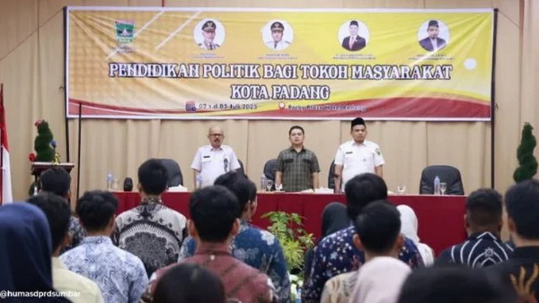 Wakil Ketua DPRD Sumbar, M. Iqra Chissa Putra saat membuka Bimtek Pendidikan Politik bagi Tokoh Masyarakat Kota Padang, Kamis 3/7/2025 (Foto Hms/Spiritsumbar.com)