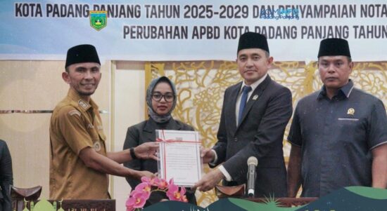 Wawako Allex sampaikan nota penjelasan Ranperda APBD 2025-2029 dan Ranperda Perubahan APBD( foto : Kominfo)