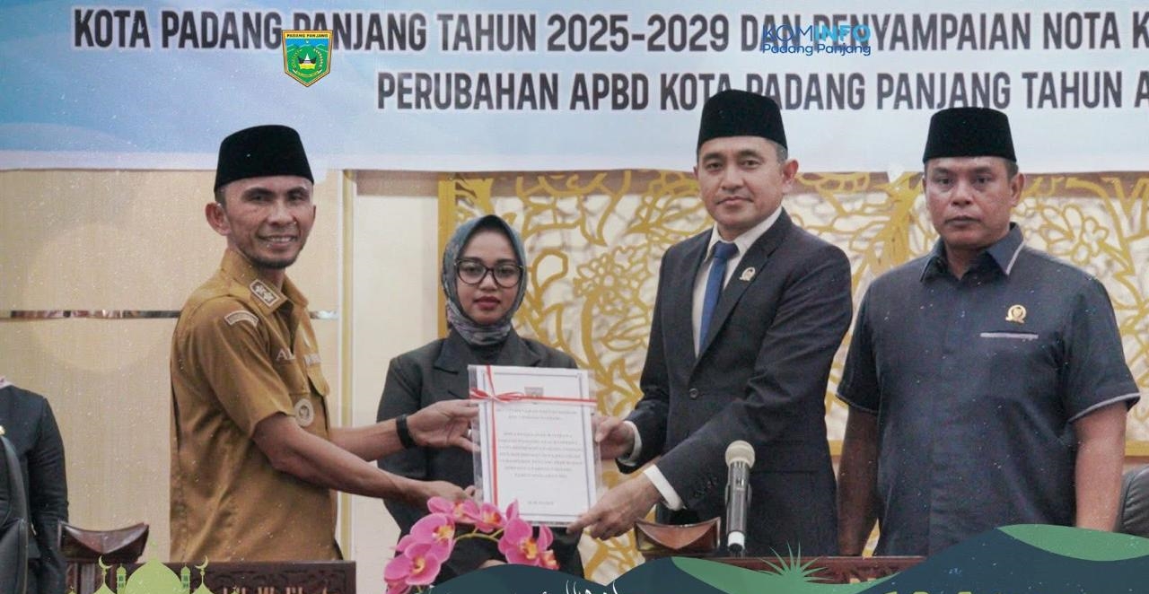 Wawako Allex sampaikan nota penjelasan Ranperda APBD 2025-2029 dan Ranperda Perubahan APBD( foto : Kominfo)