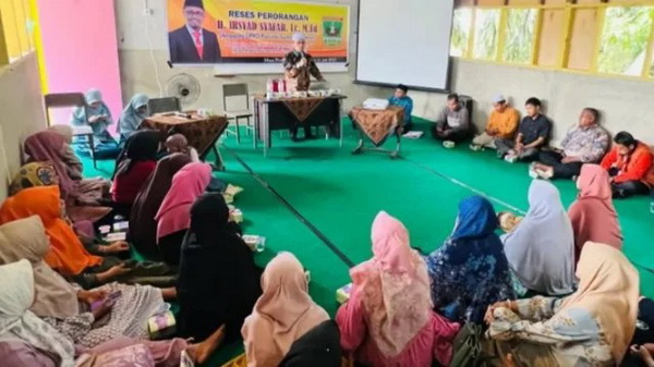 Anggota DPRD Sumbar Irsyad Syafar menggelar reses di SD IT Ar Risalah Simalanggang Kecamatan Payakumbuh Kabupaten Limapuluh Kota, Sabtu, 26 Juli 2025 (foto:Hms/Spiritsumbar.com)