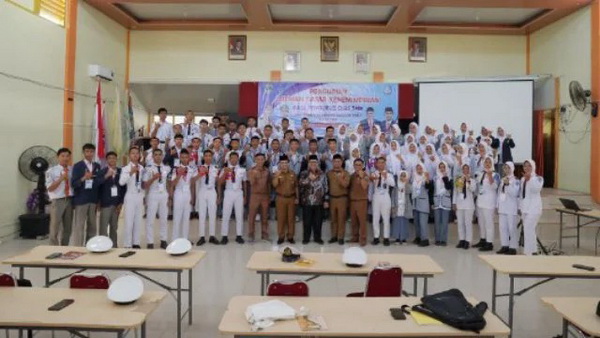 Ketua DPRD Sumbar, Muhidi pada kegiatan Latihan Dasar Kepemimpinan (LDK), di Aula SMK Negeri 2 Pariaman, Senin (21/7)(foto:Hms/Spiritsumbar.com)