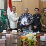 Ketua DPRD Sumbar, Drs. H. Muhidi, MM., menerima audiensi dan penyerahan laporan tahunan Komisi Penyiaran Indonesia Daerah (KPID) Sumbar, Jumat, 1 Agustus 2015.(foto:Hms/Spiritsumbar.com)