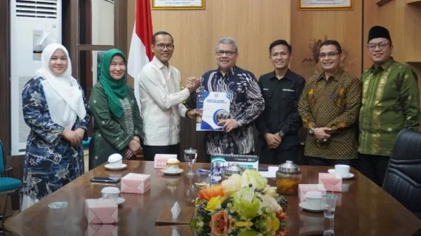 Ketua DPRD Sumbar, Drs. H. Muhidi, MM., menerima audiensi dan penyerahan laporan tahunan Komisi Penyiaran Indonesia Daerah (KPID) Sumbar, Jumat, 1 Agustus 2015.(foto:Hms/Spiritsumbar.com)
