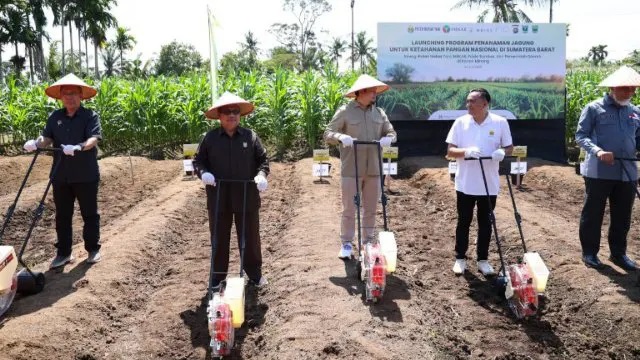 Ketua DPRD Sumbar, Drs. H. Muhidi, MM., menghadiri peluncuran program strategis