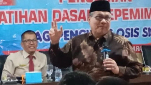 Ketua DPRD Sumbar, Drs. H. Muhidi, MM., saat memberikan materi pada Pelatihan Dasar