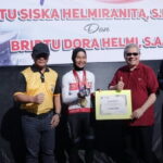 Ketua DPRD Sumbar, Muhidi ikut menyambut mereka dengan penuh bangga