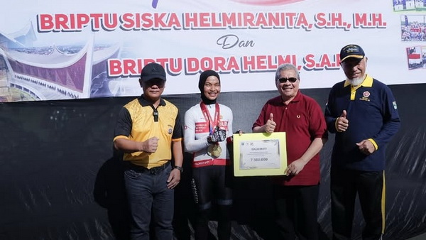 Ketua DPRD Sumbar, Muhidi ikut menyambut mereka dengan penuh bangga