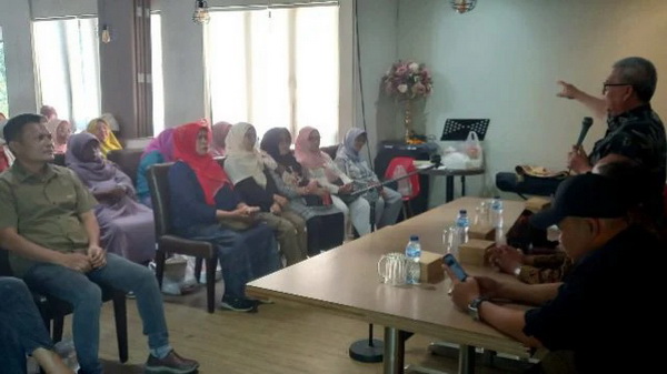 Ketua DPRD Sumbar Muhidi menampung beragam aspirasi yang disampaikan warga, tokoh masyarakat, tokoh organisasi dan kader se - Kecamatan Padang Timur, Ahad, 27 Juli 2025. (foto:Hms/Spiritsumbar.com)