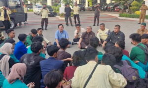 Ketua DPRD Sumbar, Muhidi turun langsung menerima