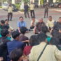 Ketua DPRD Sumbar, Muhidi turun langsung menerima