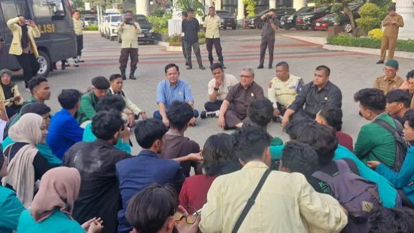 Ketua DPRD Sumbar, Muhidi turun langsung menerima