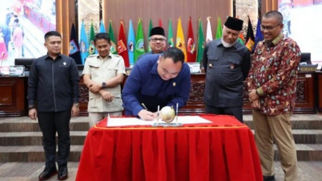 Rapat paripurna Pengambilan Keputusan terhadap Rancangan Perubahan KUA-PPAS 2025, di ruang sidang utama DPRD Sumbar, Kamis 24/7/2025 (foto:Hms/Spiritsumbar.com)