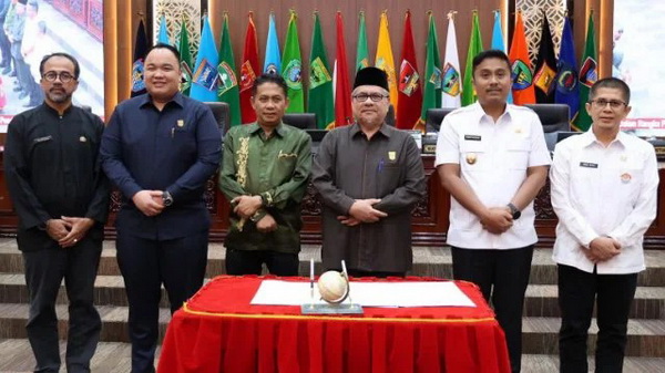 Rapat paripurna dengan agenda Penetapan Kesepakatan Bersama Terhadap Rancangan Awal RPJMD Tahun 2025-2029 dan Ranperda Tentang Pertanggungjawaban APBD Provinsi Sumbar Tahun 2024, Jumat 11/7/2025 (foto:Hms/Spiritsumbar.com)
