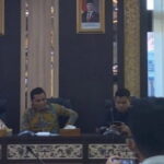 Wakil Ketua Bapemperda DPRD Sumbar Zulkanedi Said ketika menerima kunjungan pimpinan dan anggota Bapemperda DPRD Lima Puluh Kota, Rabu, 23 Juli 2025. (foto:Hms/Spiritsumbar.com)