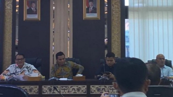 Wakil Ketua Bapemperda DPRD Sumbar Zulkanedi Said ketika menerima kunjungan pimpinan dan anggota Bapemperda DPRD Lima Puluh Kota, Rabu, 23 Juli 2025. (foto:Hms/Spiritsumbar.com)