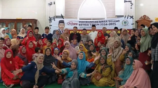 Wakil Ketua DPRD Sumbar, Evi Yandri Rajo Budiman menggelar reses di di Masjid Qudus/Alfi Jannah, Kelurahan Kalumbuk, Kecamatan Kuranji, Kota Padang, Selasa 29/7/2025 (foto:Hms/Spiritsumbar.com)