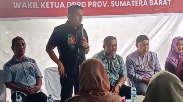 Wakil Ketua DPRD Sumbar Evi Yandri Rajo Budiman saat menggelar reses perorangan