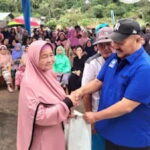 Anggota DPRD Kota Padang Amril Amin membagi - bagikan 3.500 bingkisan