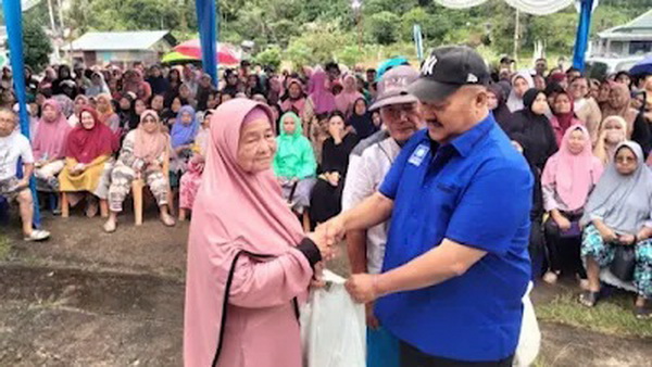 Anggota DPRD Kota Padang Amril Amin membagi - bagikan 3.500 bingkisan