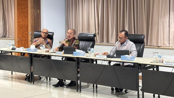 Direktur Keuangan Bank Nagari Roni Edrian, saat konferensi pers terkait program tabungan berhadiah