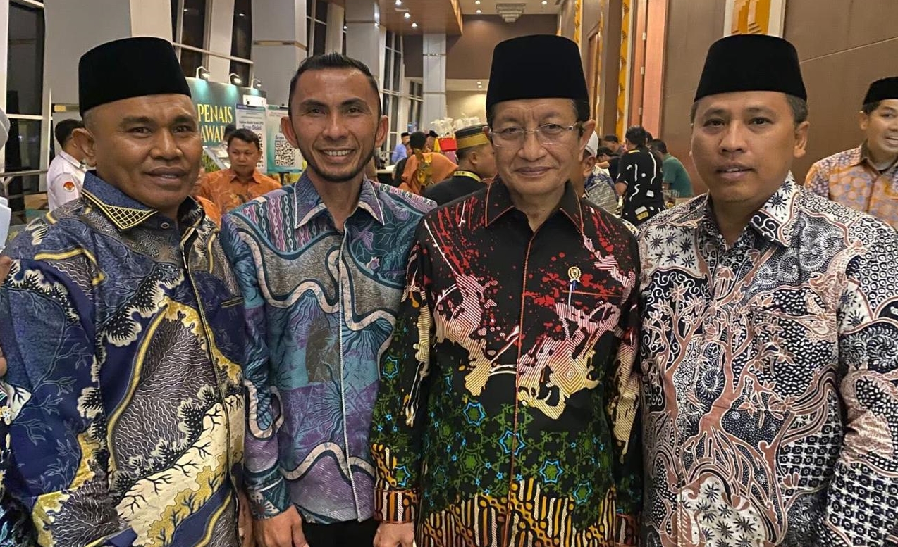 Foto bersama usai helat Penais Award bersama Mentri Kemenag Nasaruddin Umar, Wako Hendri , Wawako allex dan Kepala Kemenag Mukhlis.( foto: Kominfo Padang Panjang)