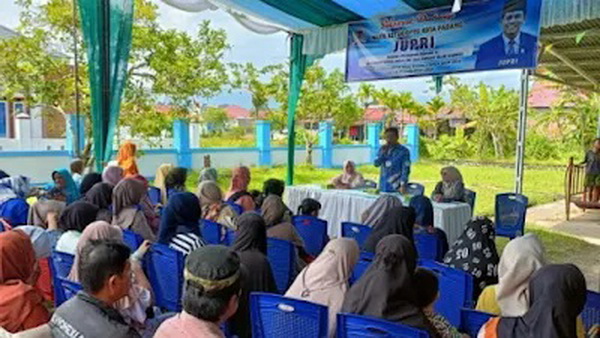 Kegiatan reses Wakil Ketua DPRD Kota Padang, Jupri, SH., di di Plataran SLB