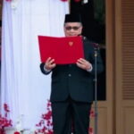 Ketua DPRD Sumbar Muhidi membacakan teks proklamasi pada upacara peringatan HUT