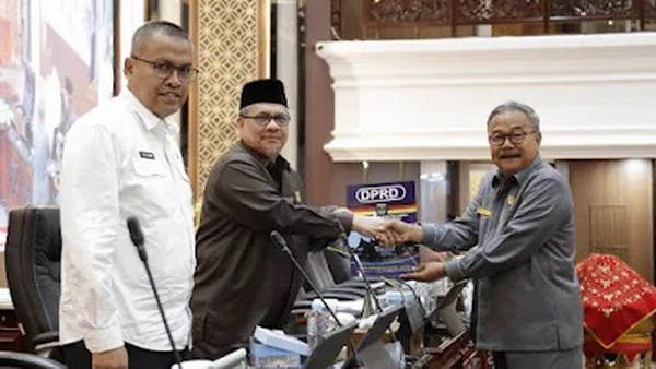 Ketua DPRD Sumbar, Muhidi memimpin rapat paripurna mengesahkan Perubahan atas